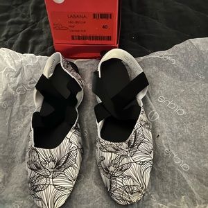 ARCHE Women's Labana Slingback Ballet Flats, New, EU40, US 9, Black and White